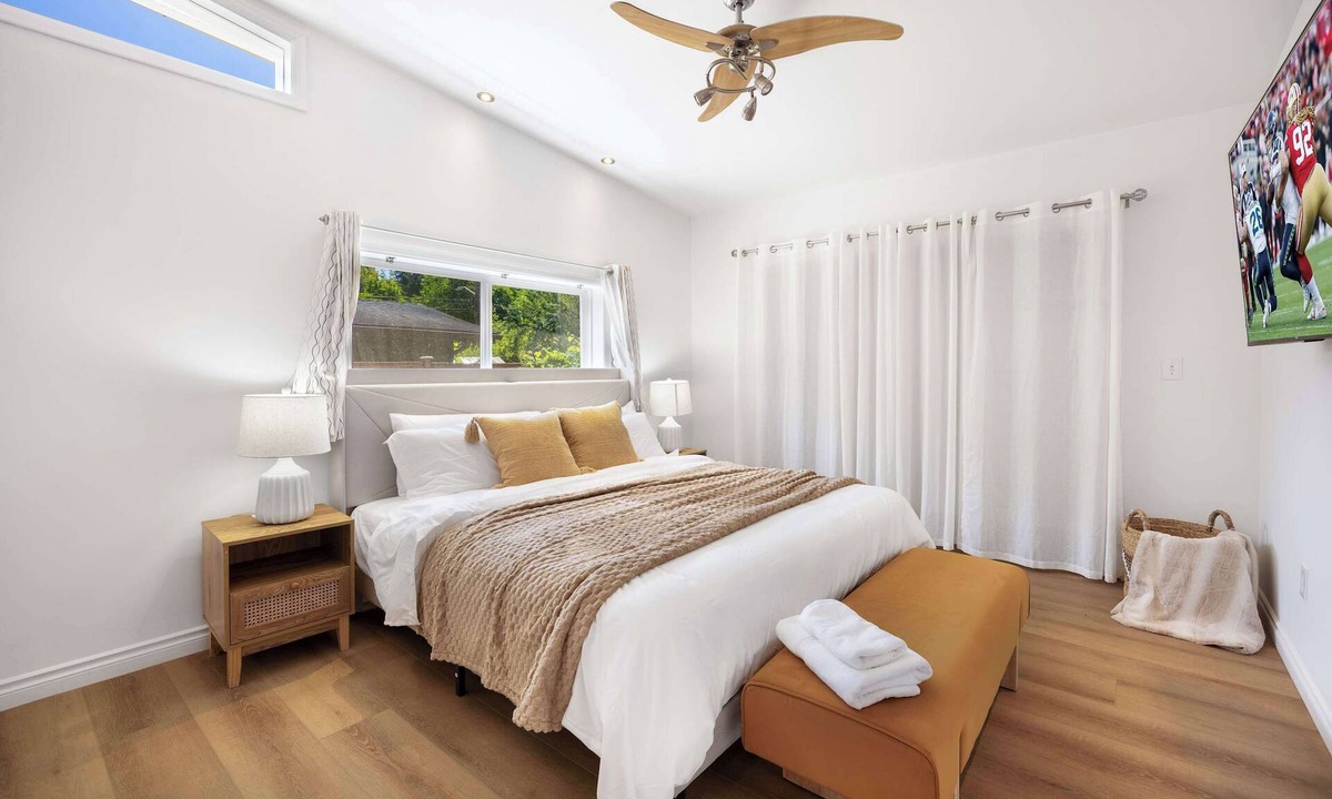 Shoreline House | Private 1BR Retreat, King Bed, Single-Level