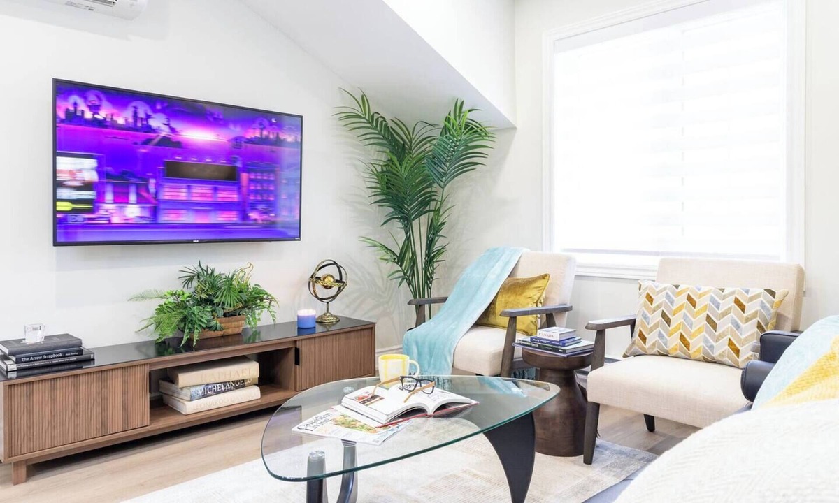 Cooksville Apartment | Private 2-bed/2-bath unit above garage. 20min YYZ ∙ 25min Toronto. 1.5h Niagara