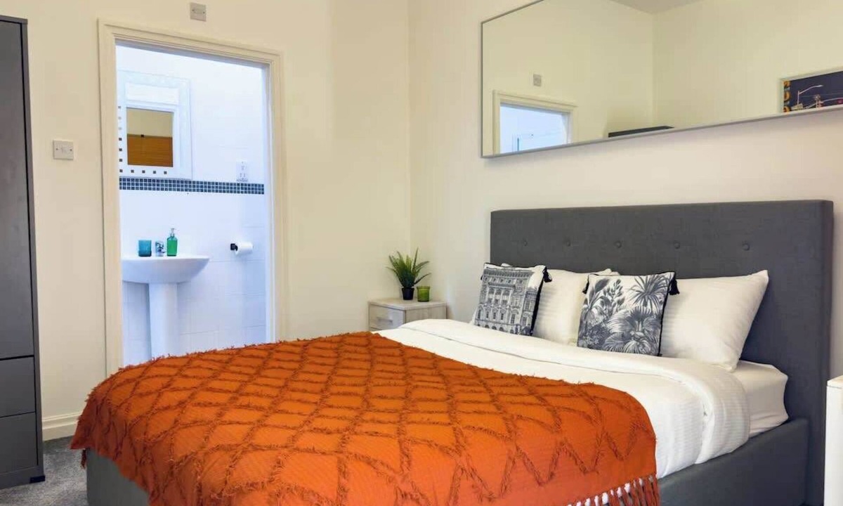 Headingley Apartment | Private 2-Bed Duplex near Headingly w Parking