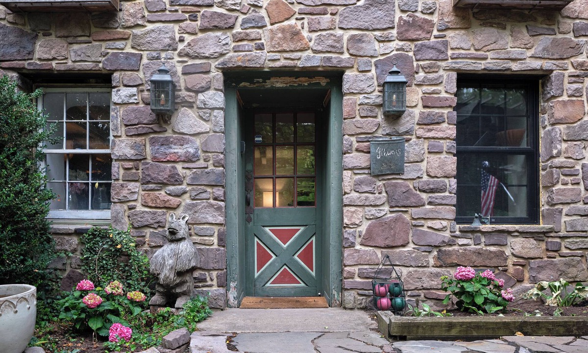 Danboro Cottage | Private 2-bedroom Storybook cottage with WiFi in Stockton - 5 Stars!