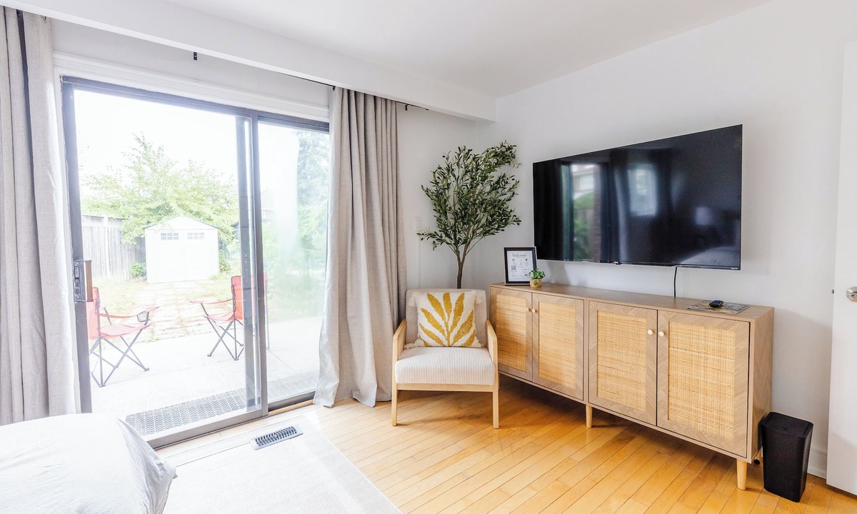 Mississauga Apartment | Private 2-BR Suite w/Patio