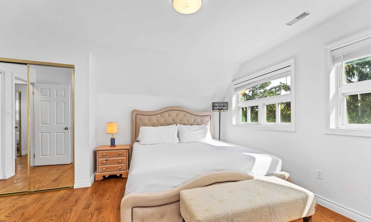 Burlington Apartment | Private 2bdrm unit with ensuite Laundry - U5A