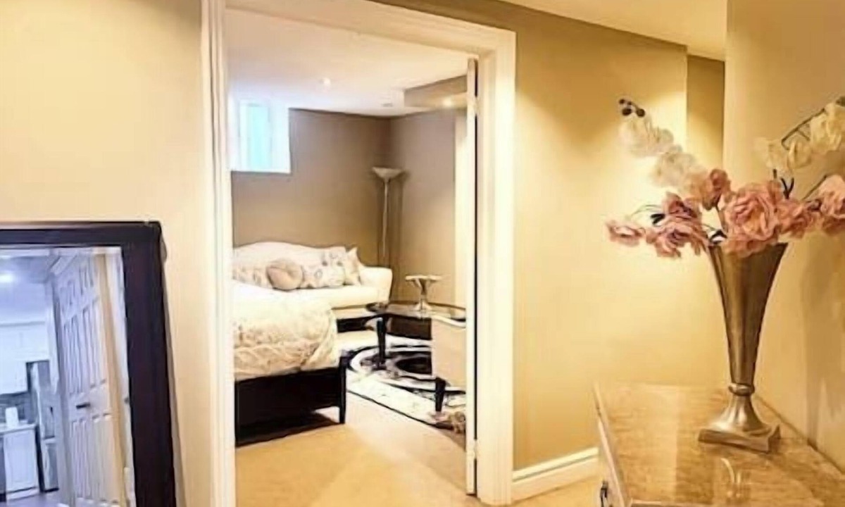 Central Erin Mills House | Private 2BR Guest Suite King Bed Parking