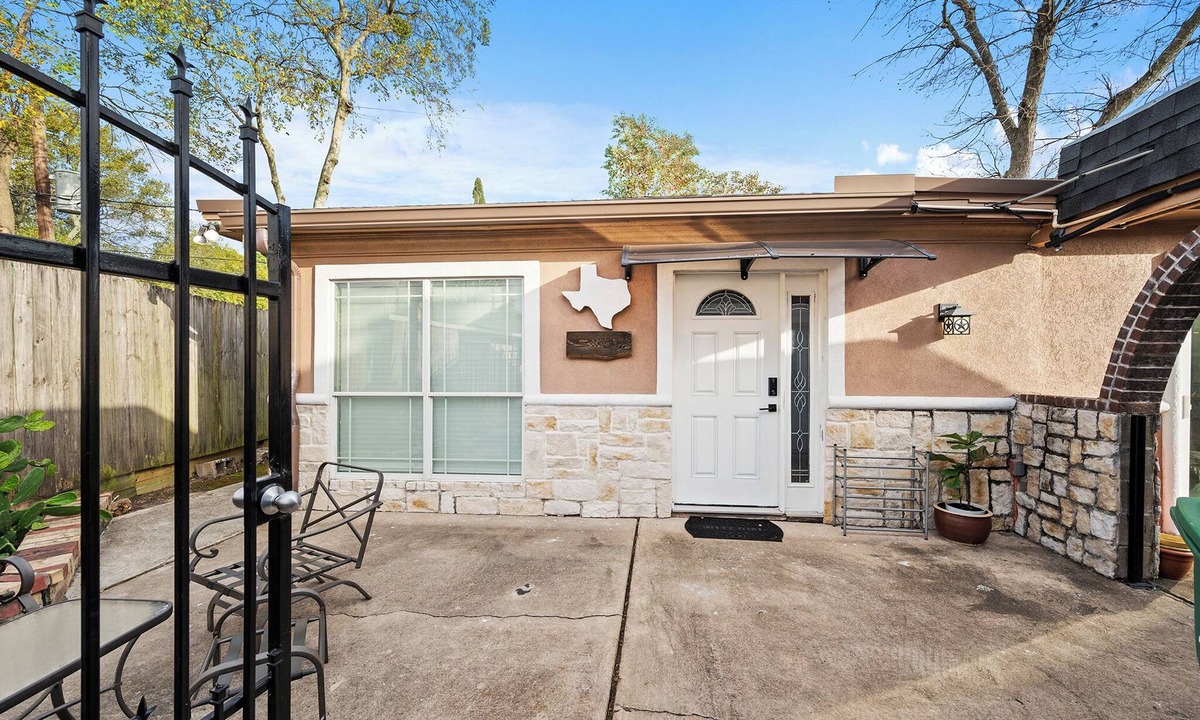 Sharpstown Apartment | PRIVATE 2BR GUESTHOUSE: Food Hub & Easy Freeway Access in Southwest Houston