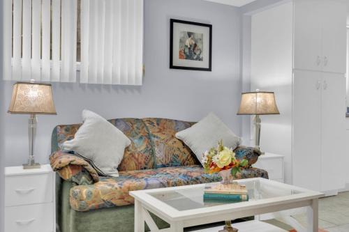 LaSalle House | Private 2BR Suite Near Ambassador Bridge