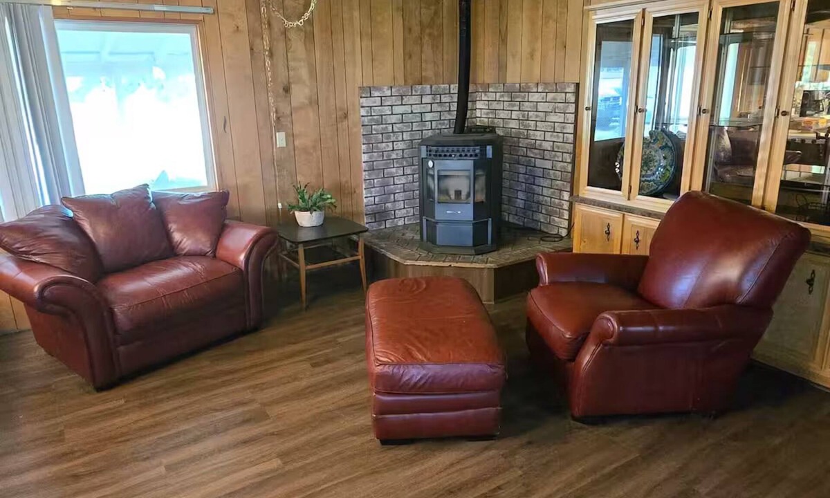 Boardman House | Private 3 Acre House + 30 amp Hookup.