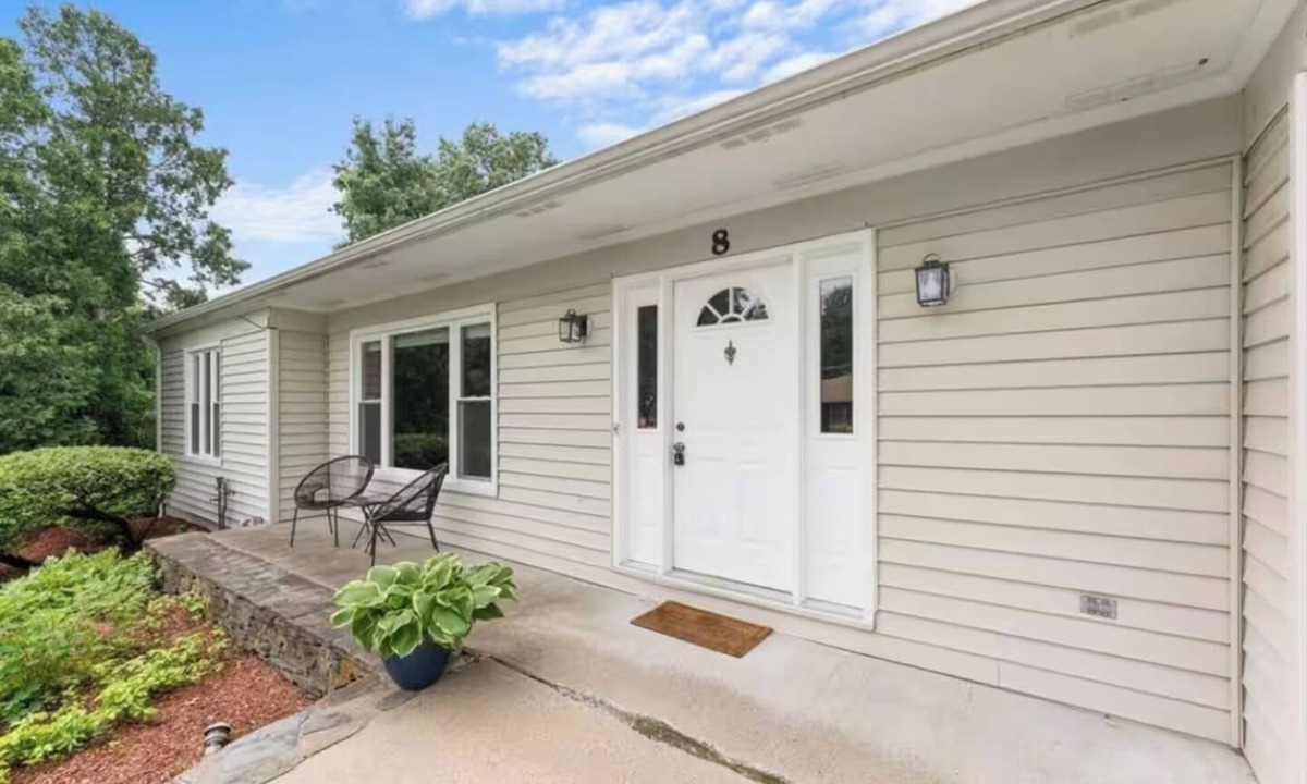 Billerica House | Private 3-bedroom in Billerica, cool AC - Shared Backyard - Basement Occupied