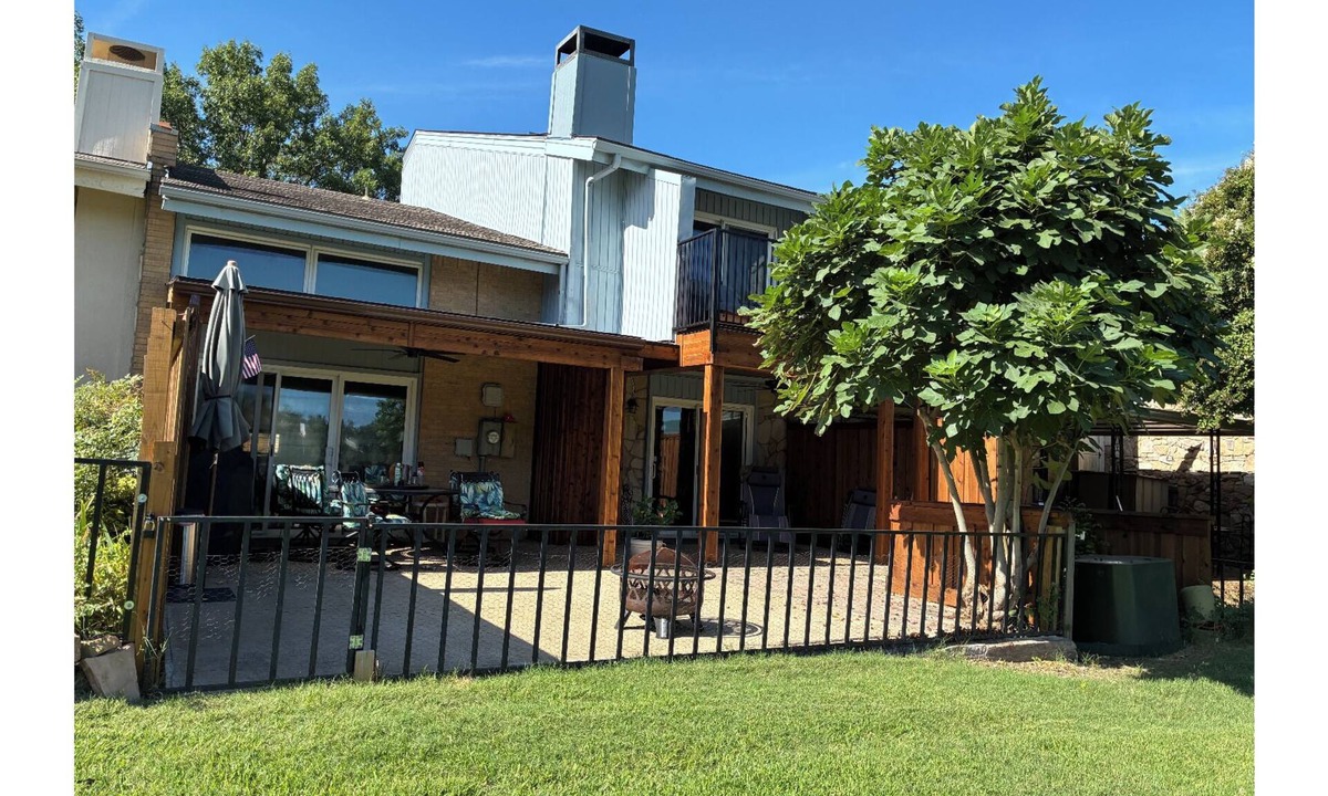 Southwest Carrollton House | Private 3 bedroom Townhome on golf course, Open for FIFA! Great for groups.