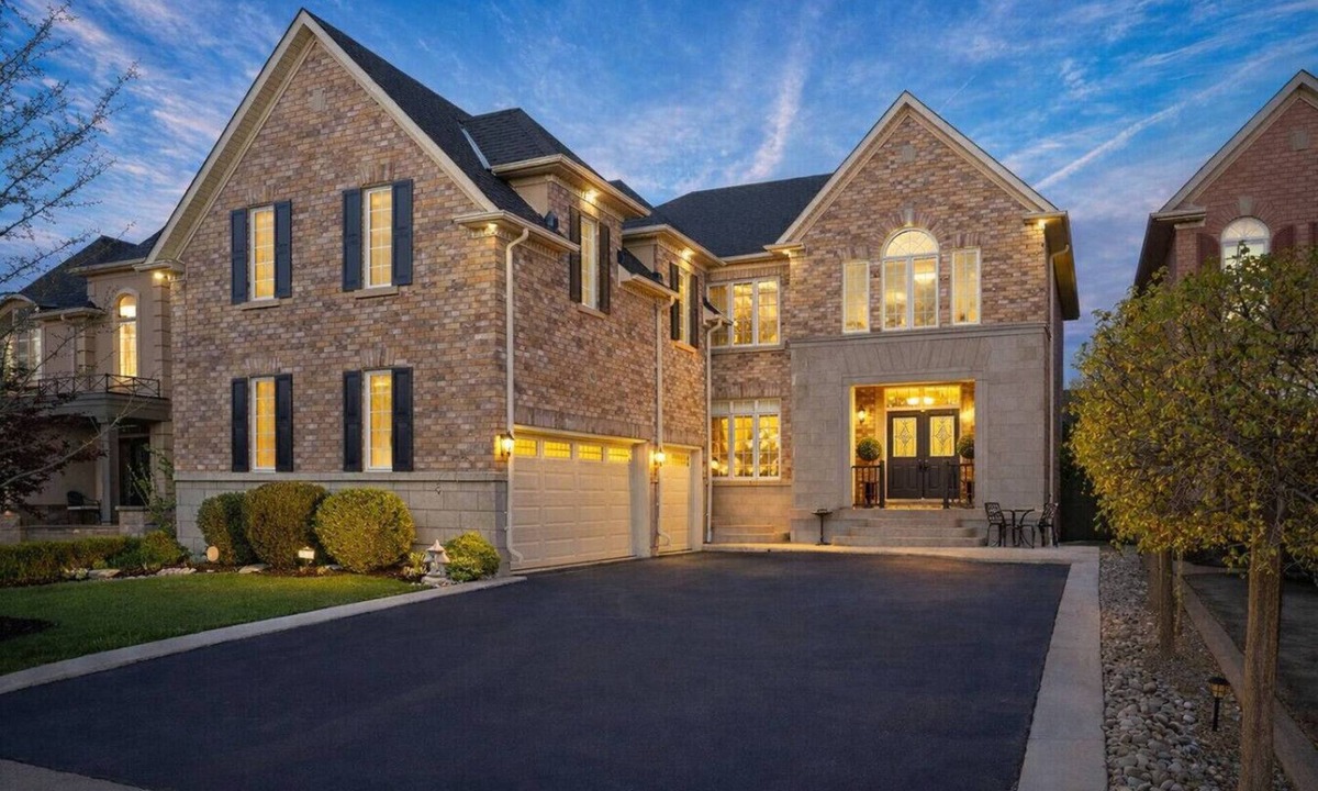 Brampton House | Private 3BR+Den Estate | 2 Separate Suites