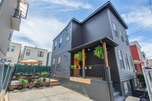 McGinley Square House | Private 3BR Home Driveway Parking 15 min to NYC
