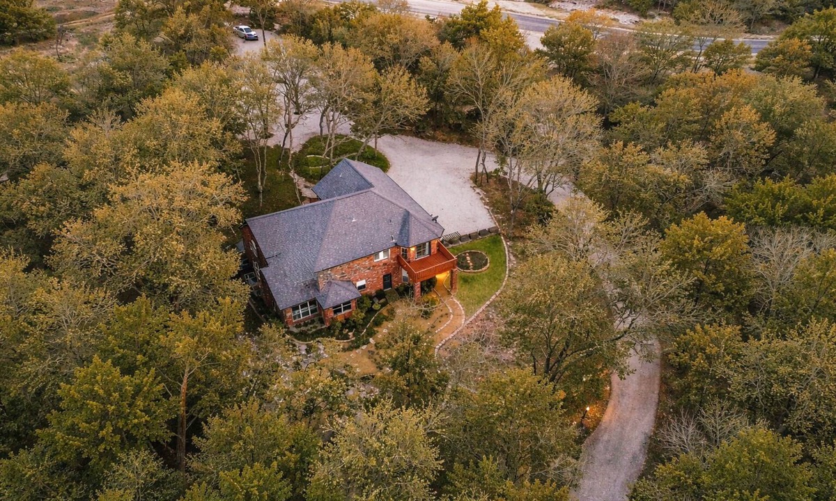 McKinney House | Private 4 Acre Estate | Wedding & Event | Hot Tub