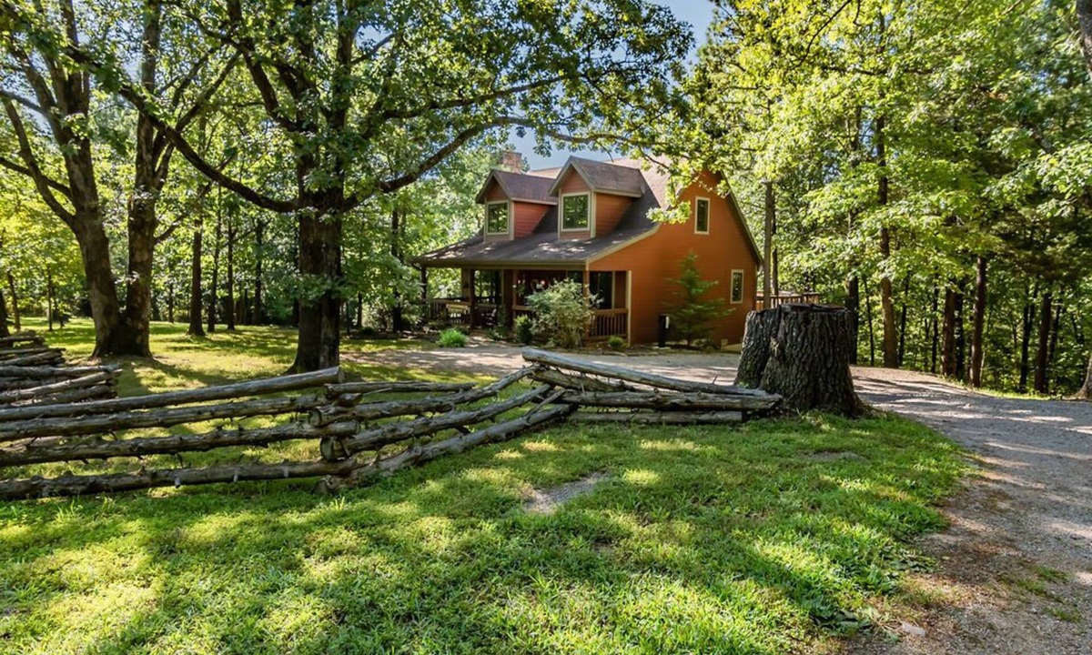 Blue Eye Cottage | Private 40-Acre Cottage, Dog Friendly, Hot Tub, Pool Table & Car Charger