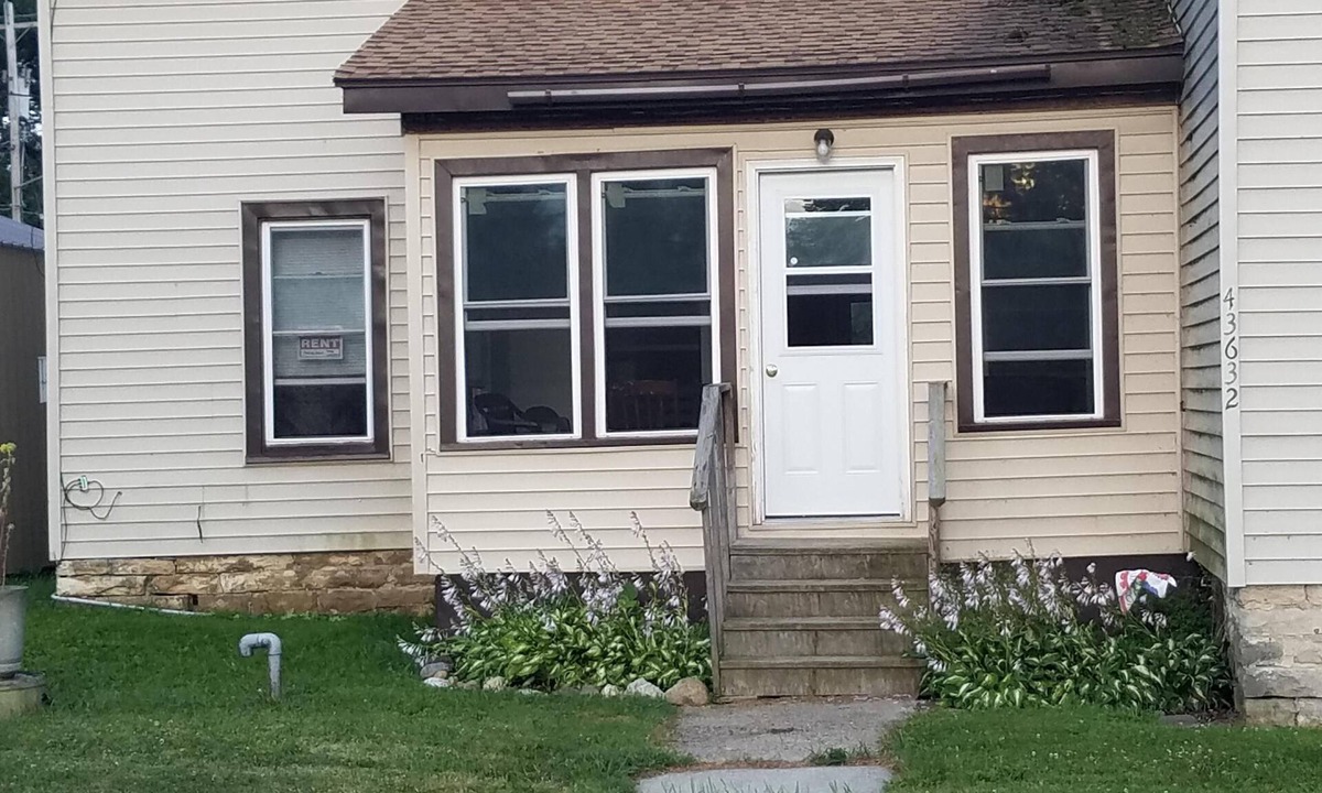 Redwood Apartment | Private 5 rooms, one side of duplex, screened porch, yard space - boat parking,