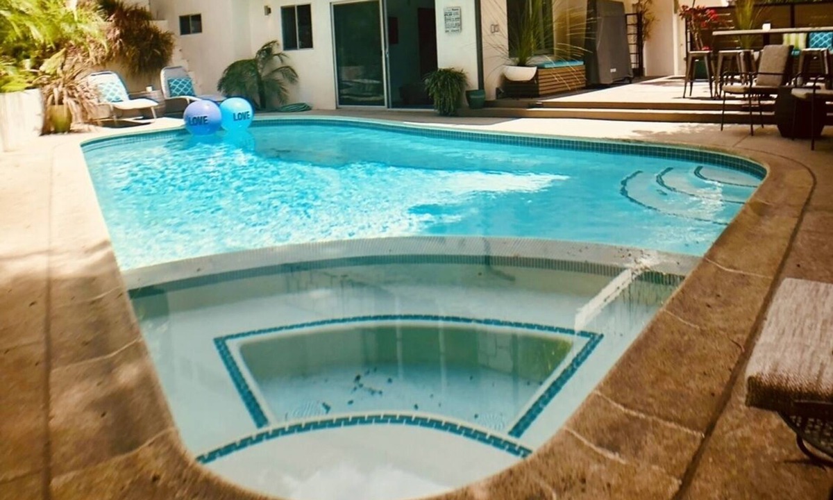 Hollywood Dell Apartment | Private 5 Star Oasis with Pool/Spa - Close to Action - Tropical Modern Studio