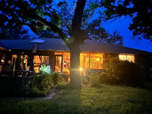 Hamilton Apartment | Private 5 star ranch duplex with million dollar view pet & smoking friendly