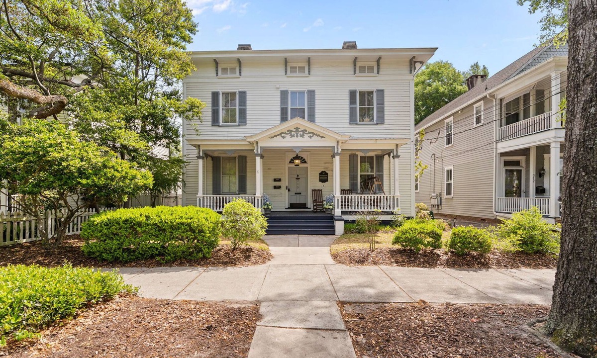 Wilmington Historic District House | Private 5BR Estate with 3 Suites, 8 Free Parking Spaces, Walk to Riverwalk