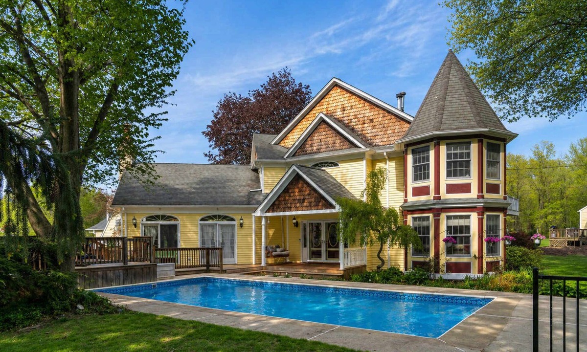 Lyons House | Private 5BR Farmhouse, Pool, Sleeps 12, Family