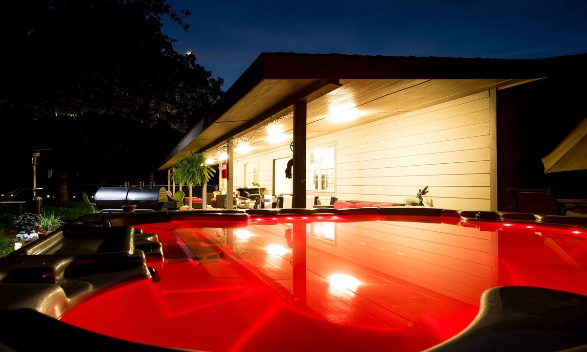 Kemp Cabin | Private 7 Bedroom Country Home On 5 Acres 10 Min From The Lake- Pool/Hot tub