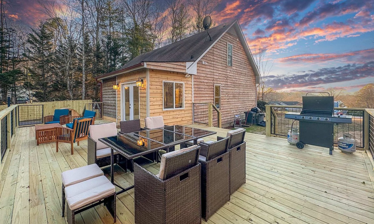 Fletcher Cabin | Private Acre, Mountain View, Barrel Sauna, Hot Tub