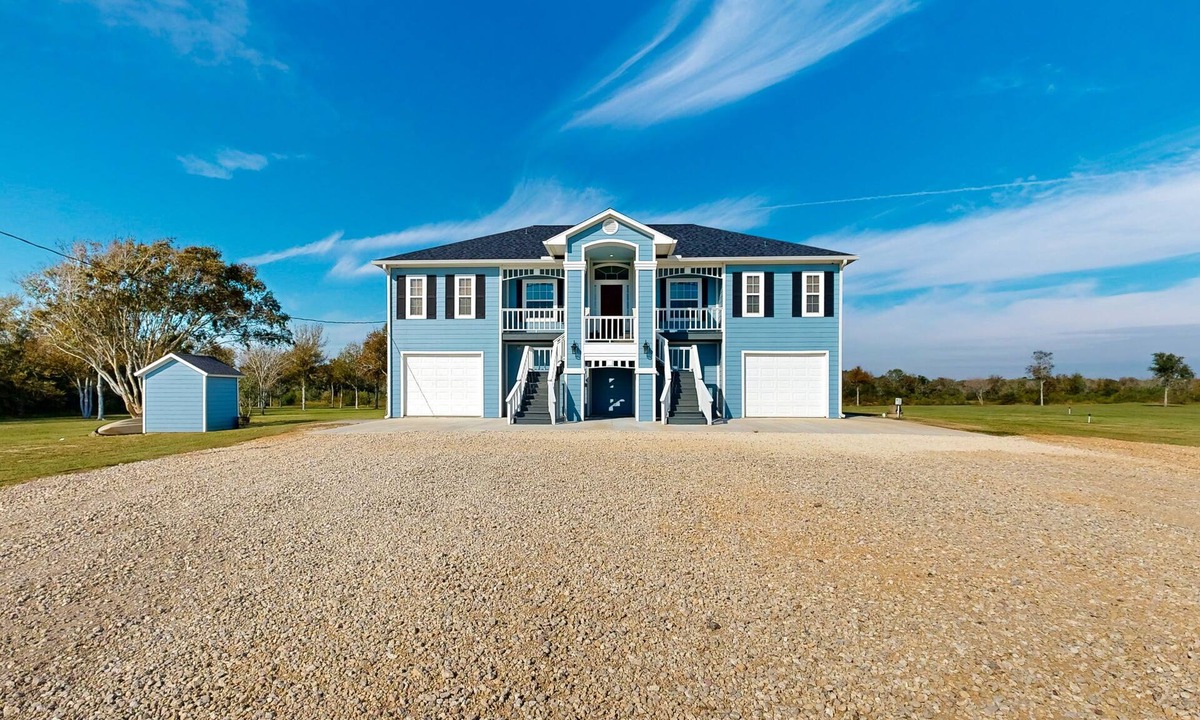 Texas Gulf Coast Region House | Private acreage next to the bayou with kayaks, porches, open layout, W/D, & AC