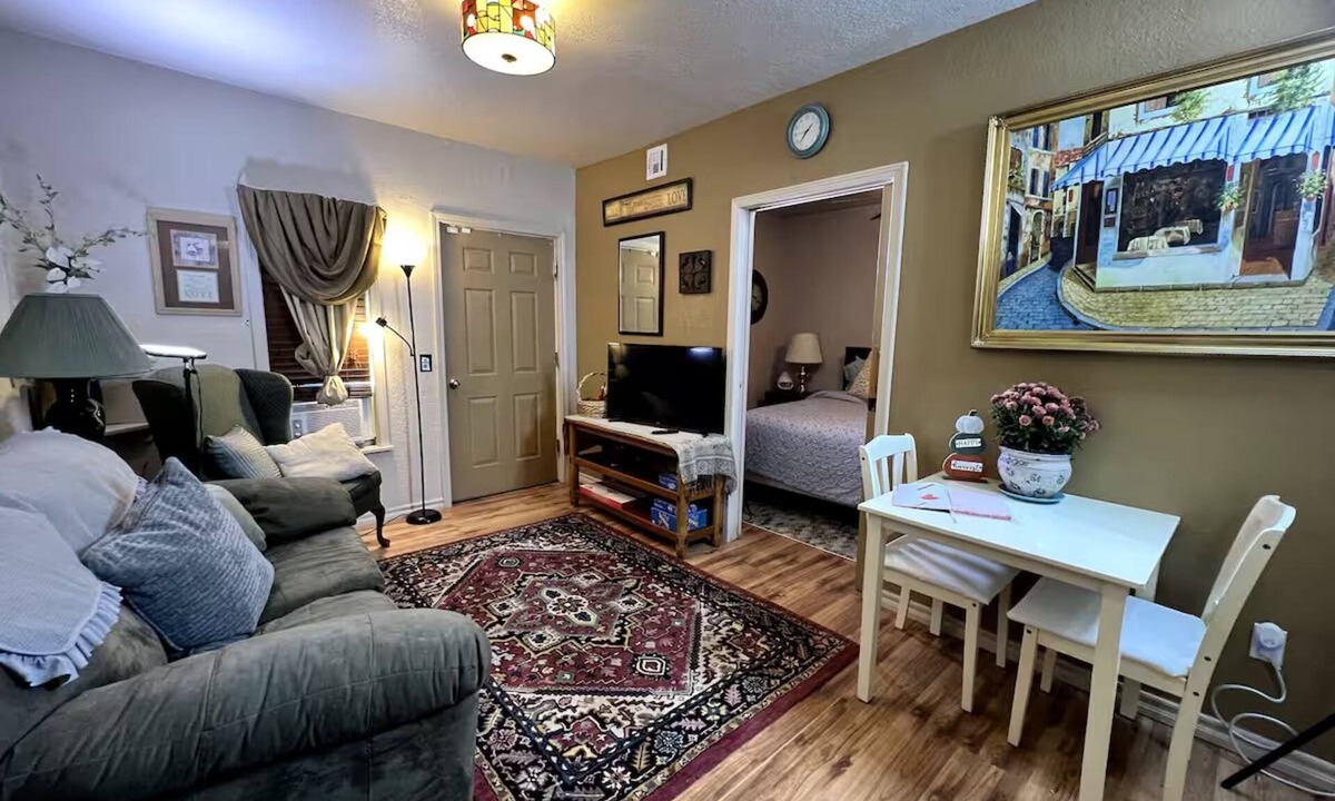 Moore Apartment | Private and cozy stay 2-bedroom apartment with AC in Oklahoma City