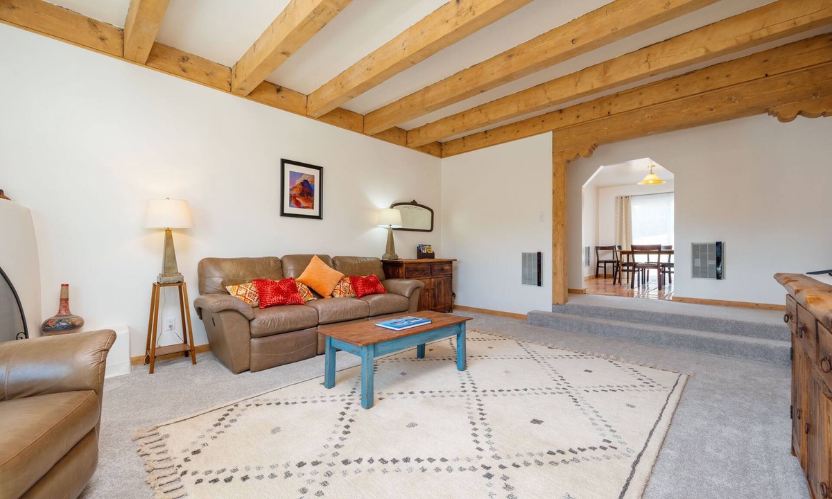 Vista Encantada House | Private and spacious home near the Plaza with mountain views!