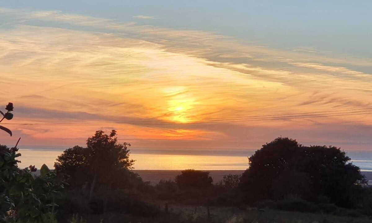 Dinas Apartment | Private Annex with sea views and parking