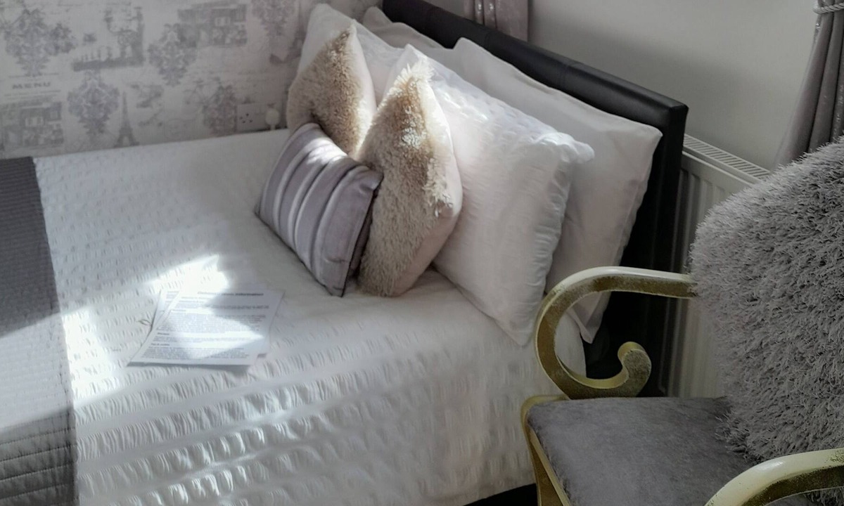 Catshill Bed & Breakfast | Private annex by Lickey Hills