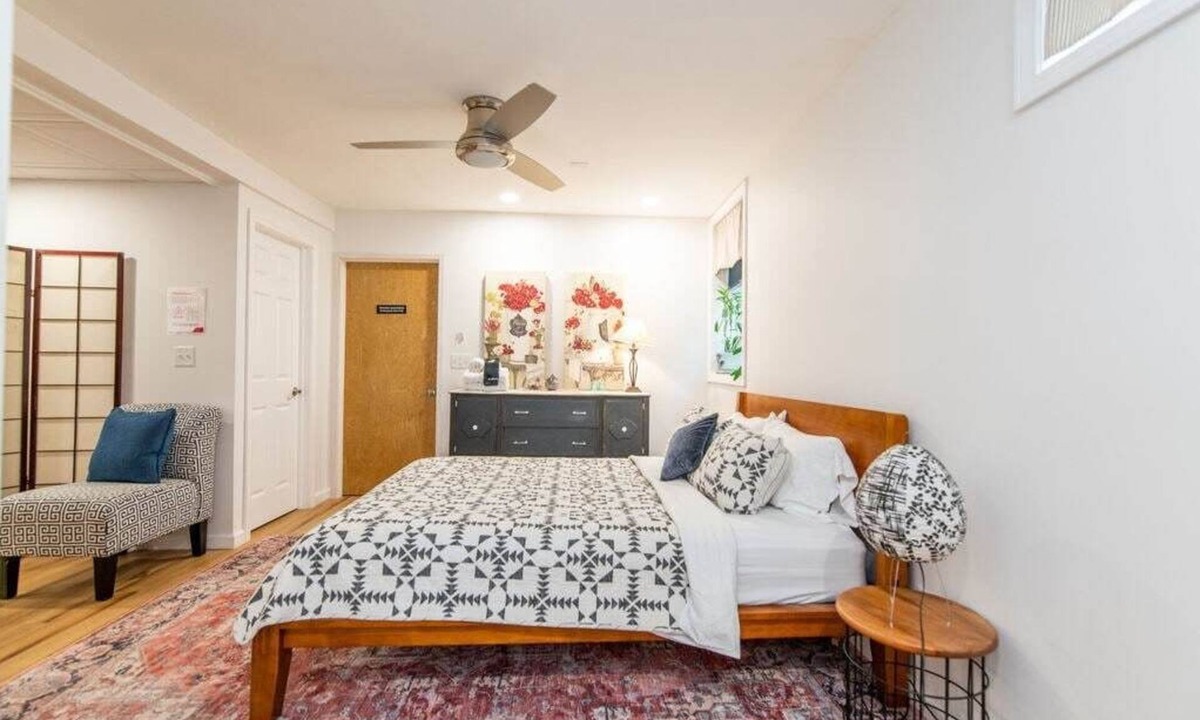 Old North End Apartment | Private Apt w/parking spot shrt walk to Dwntwn!
