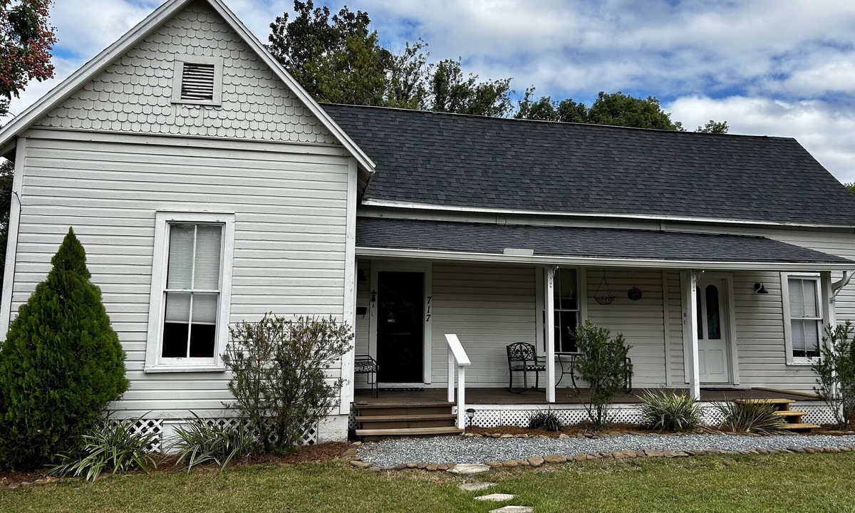 Historic District Apartment | Private apt with hot tub-historic downtown yr. 1892