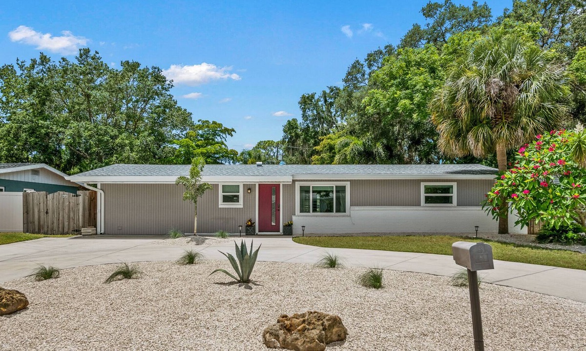 Arlington Park House | Private Backyard-27 Palms