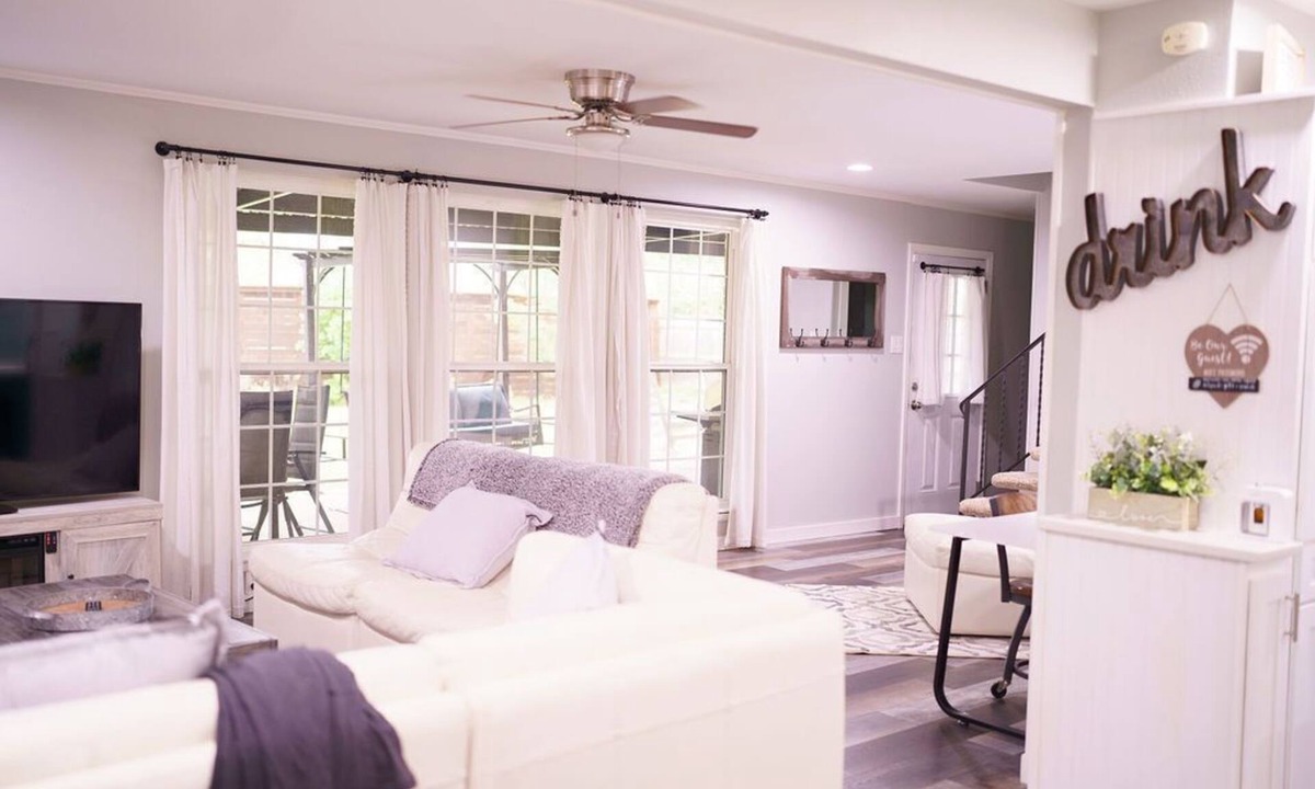 Irving House | Private Backyard - Beautiful 3 BR, Expansive Patio, Grill