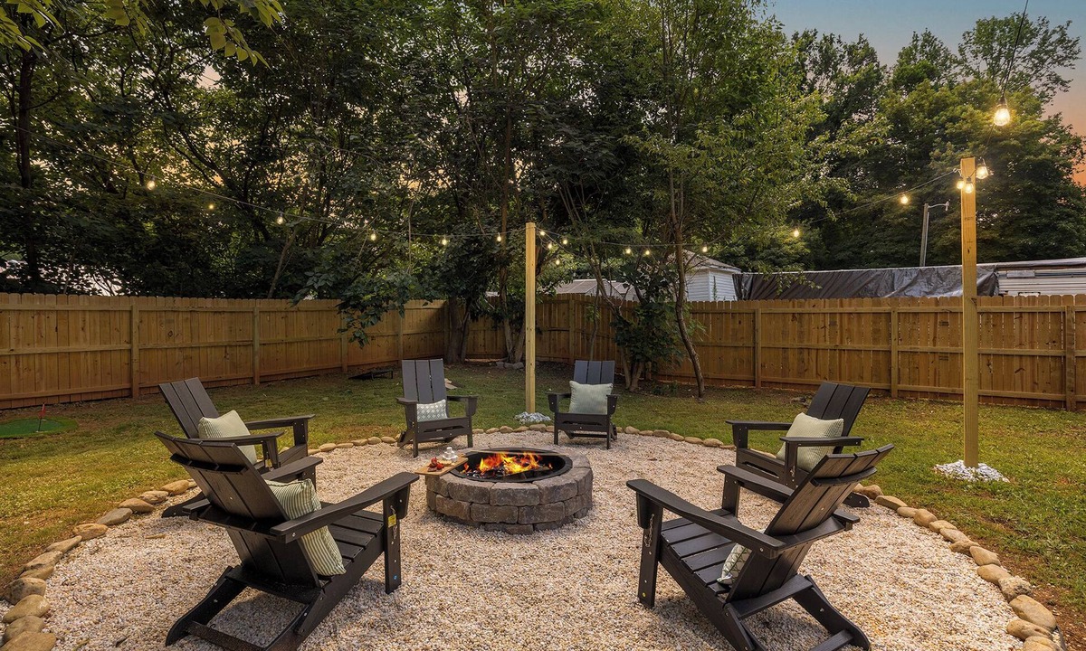 Paw Creek House | Private Backyard Oasis/3BR CLT Home/Sleeps 6/Near Airport/Free 3pm Checkout