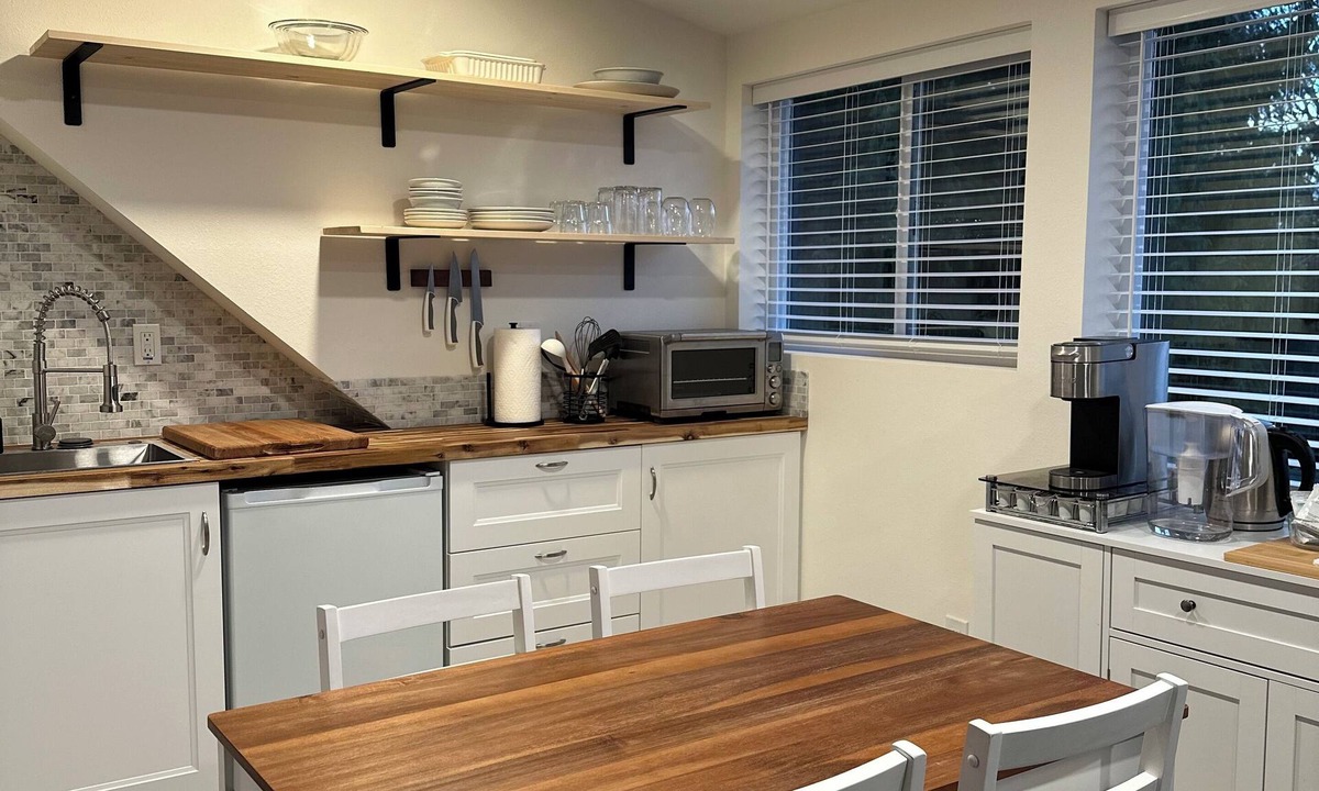 Bainbridge Island Apartment | Private Bainbridge Studio - Walk to Ferry & Beach