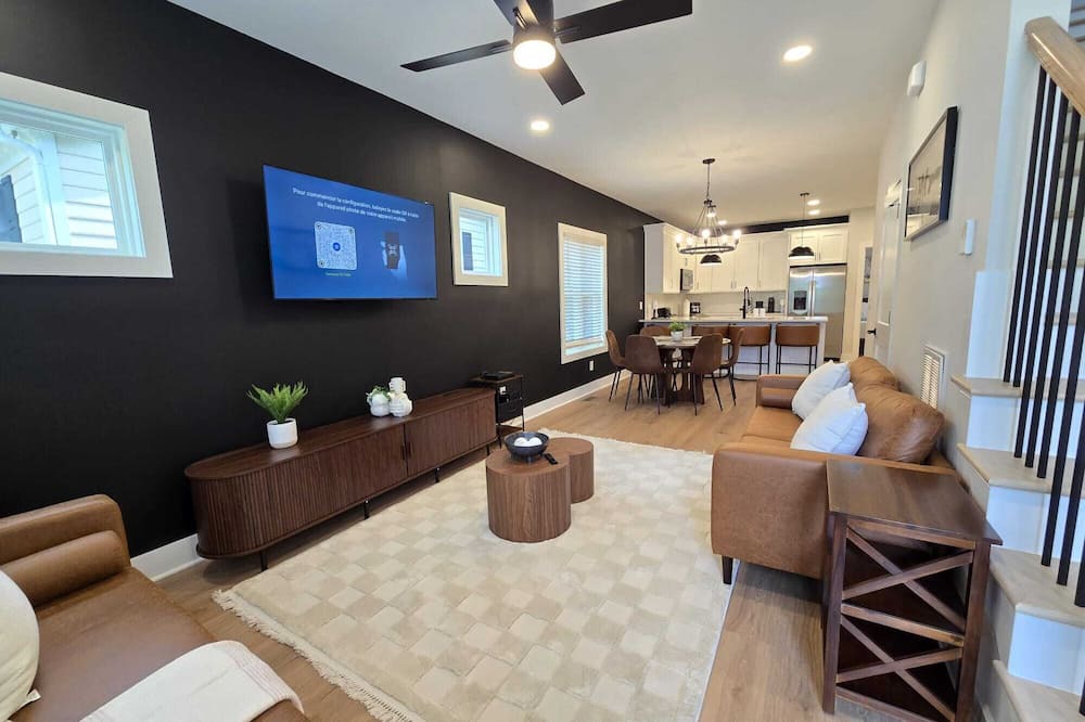 Hayes House | Private Balcony | 9 Min to Duke | 8 to Downtown