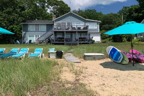 Wareham House | Private Beach and Fire Pit! Bayfront Wareham Retreat