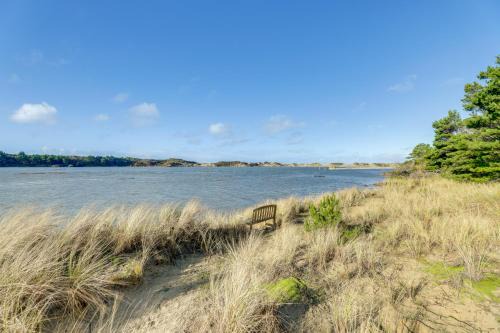 Florence House | Private Beach, Deck and Grill! Siuslaw River Getaway