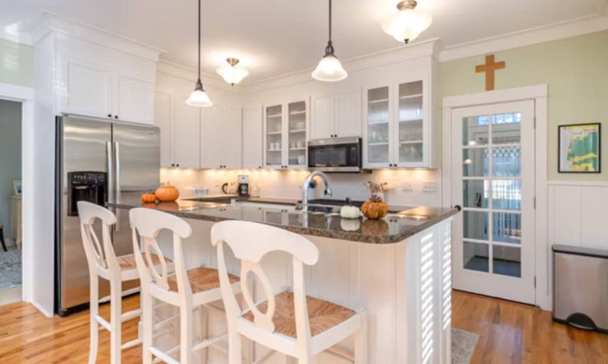 Nelscott House | Private Beach House* Hot Tub * Pool* Pets *EV