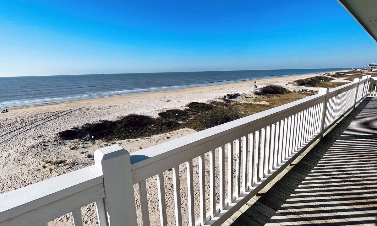 Gilchrist House | Private Beachfront House on Bolivar Peninsula – Clean, Quiet & Steps to Sand