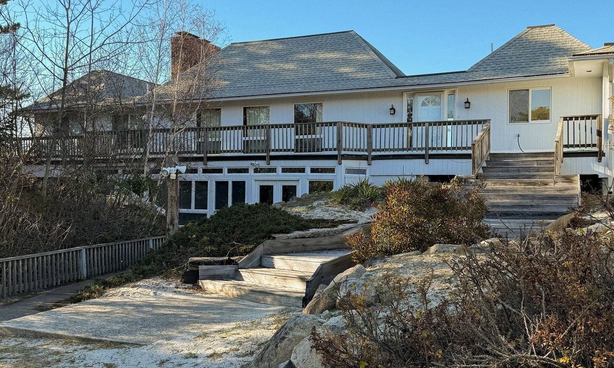 Prides Crossing House | Private beachfront escape on Coffins Beach w/amazing views & private beach