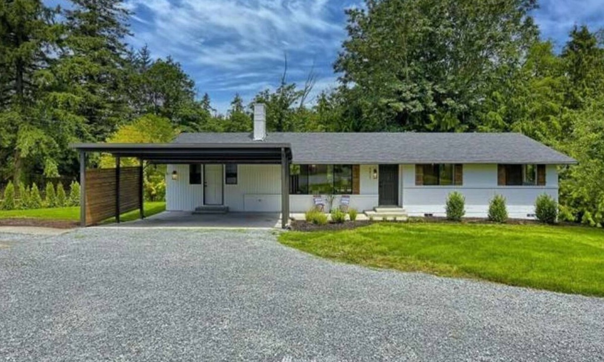 Boulevard Bluffs House | Private, beautifully updated rambler on 1/2 acre