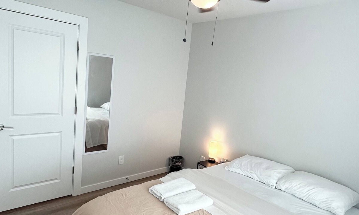 Tukwila House | Private Bedroom 2 - Transit Room Near Airport.