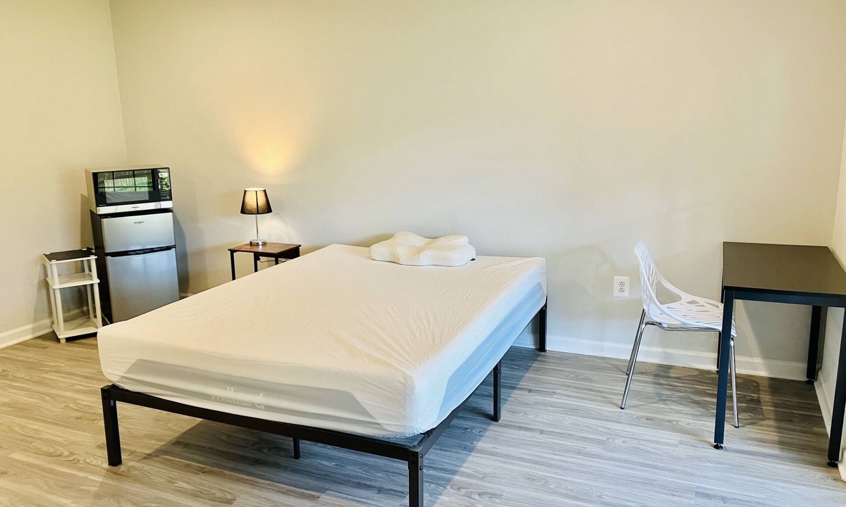 Glen Allen House | Private Bedroom & Bathroom