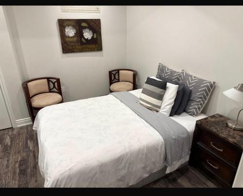 Oakville House | Private Bedroom in shared apartment - Females