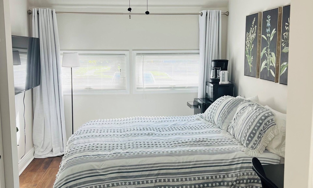 Ewing House | Private bedroom with bathroom-private entrance