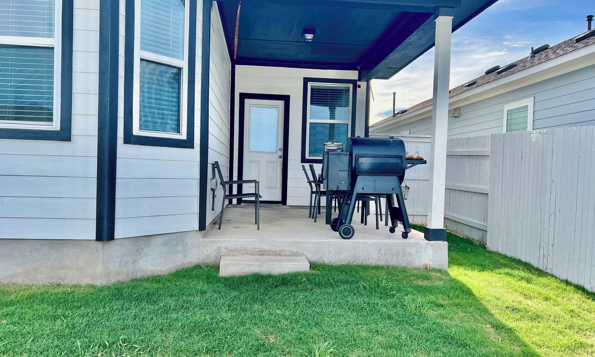 Elgin House | Private Bedroom with full shared bathroom, Elgin Texas