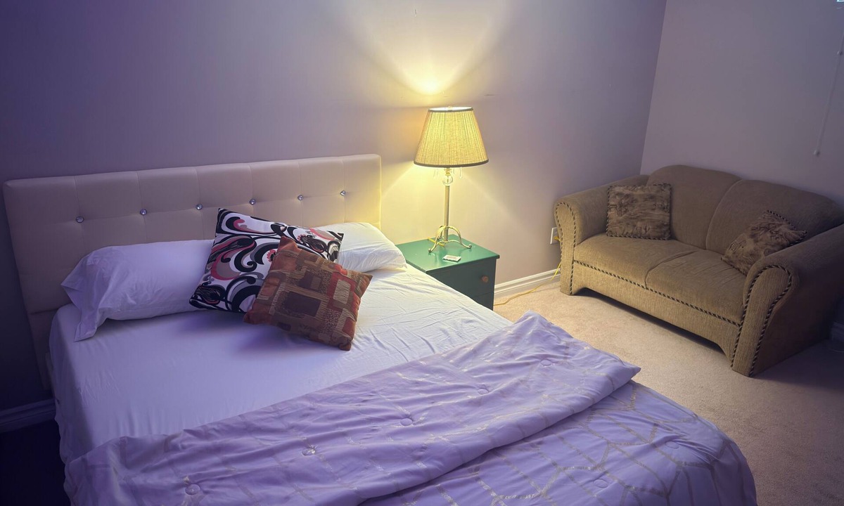 London Apartment | Private Bedroom with office desk Queen Bed London South a Peaceful space