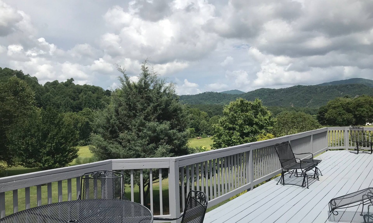 Lovingston House | Private Blue Ridge getaway with extra basement suite.