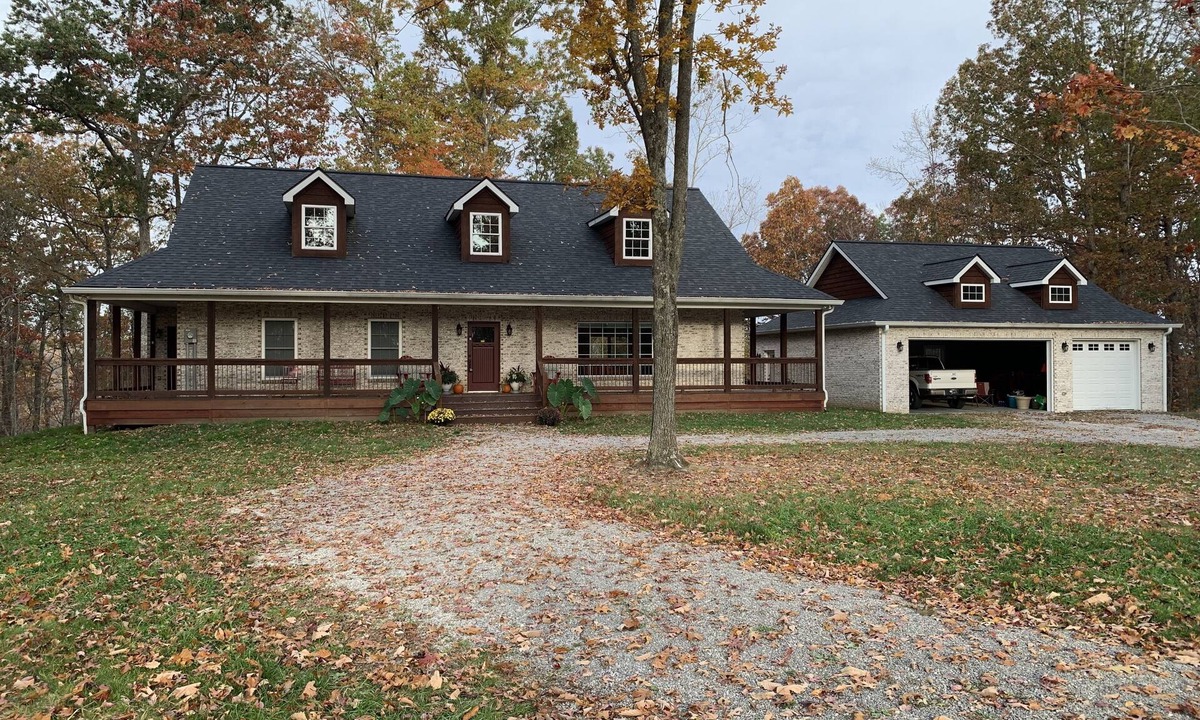 Pittsburg House | Private brick home in the woods near lake