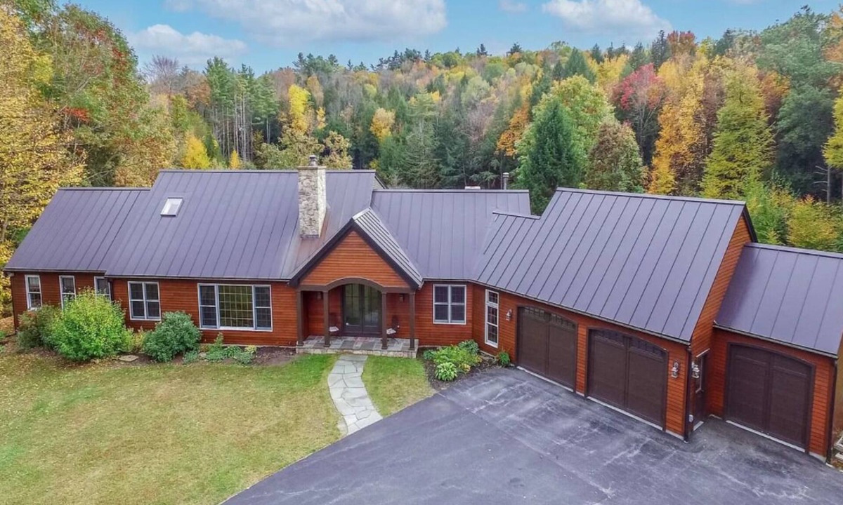 East Haven  Rutland County House | Private Chalet with Golf Simulator and Hot Tub